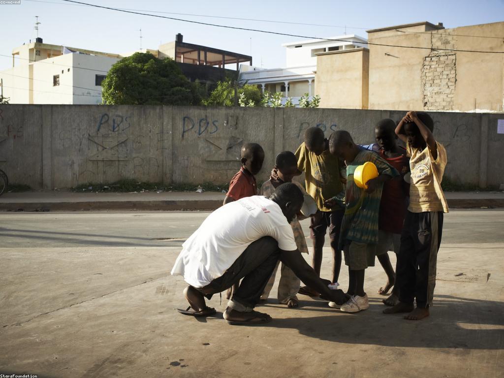 ជំនួយសង្គម: ការយកចិត្តទុកដាក់ និងការចូលរួមសង្គម